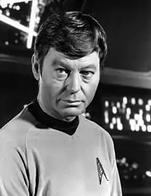 Photo publicitaire de DeForest Kelley dans le rôle de Leonard McCoy.