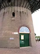 La partie inférieure de la tour du moulin.