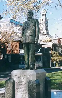Statue à Québec aux abords de l'Hôtel Le Concorde.