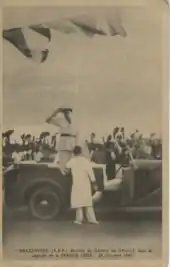 Photo de Charles de Gaulle, saluant avant de descendre de voiture