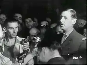 De Gaulle prononçant son discours après la libération de Paris.