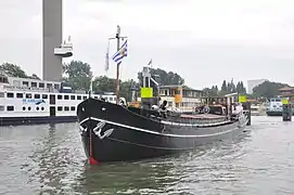 Péniche devant les écluses.