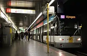 21 juin 2016 Motrice Hermelijn (nl) (série 7232-7271) de De Lijn sur la ligne 5 vers Wijnegem à la station de prémétro Opera.