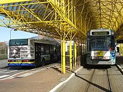 En gare de La Panne, correspondance entre le tramway de la côte belge et le DK'Bus.