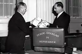Jan de Pous, ministre des Finances, avec la valise et le budget après l'ouverture de la session des États généraux, en 1962.