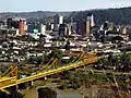 Le centre-ville de Temuco avec le pont suspendu franchissant le Cautín.