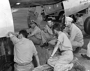 William Sterling Parsons, notamment, supervisant le chargement de la bombe.