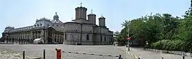 Chambre des députés à gauche et basilique du Patriarcat orthodoxe à droite.