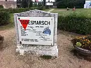 Sur une borne sur l'itinéraire de la marche de la mort à Sachsenhausen