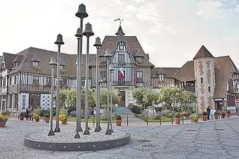 La mairie et le carillon de Deauville.