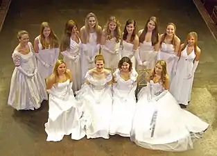 Jeunes femmes lors de bal (Debutante, 2012).