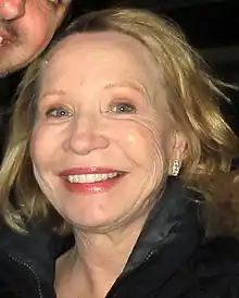 Debra Jo Rupp dans le rôle de Sharon Davis