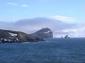 Les Forges de Neptune sont à gauche, l'île Livingston à l'arrière-plan et les minuscules îles Sewing-machine Needles (« aiguilles de machine à coudre ») à droite.