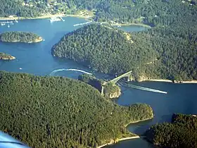 L'île Pass, jonction centrale de :Deception Pass Bridge (en)