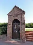 Cette chapelle Sainte-Barbe, ici reconstituée en 1992, était autrefois intégrée dans les murs d'enceinte de la fosse.