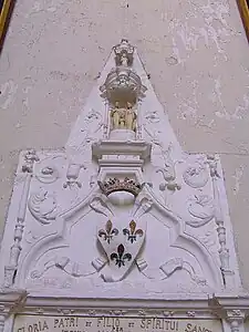 Décoration sculpturale située au-dessus des reliques de l'église. L'origine seigneurale semble très certaine avec la couronne et l'écusson à trois lys.