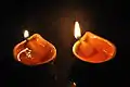 Deux diyas à l'huile.