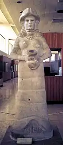Déesse au vase jaillissant, Mari, début du IIe millénaire av. J.-C. Musée d'Alep.