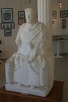Vue générale d'une statue en pierre