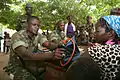 Soldat soignant une femme à Bembéréké