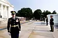 La Old Guard assure la garde de la tombe des soldats inconnus au cimetière d'Arlington