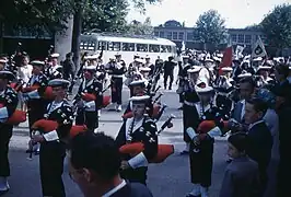 Photo d'un bagad en train de défiler dans une rue.