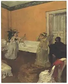 dans un salon bourgeois meublé de plusieurs canapés et fauteuils blancs, deux femmes chantent, chacune un livret à la main, avec des grands gestes des bras ; à droite, assis, un homme en noir, flou, est peut-être un pianiste.