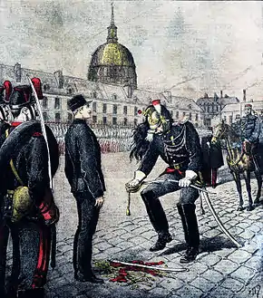 Au milieu d'une cérémonie militaire, Alfred Dreyfus se tient droit en uniforme vierge de tout insigne. Ses insignes et son fourreau sont à ses pieds, et en face de lui, un adjudant est en train de casser son sabre en deux sur son genou.
