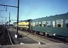 Une Série 60 ou 61 en livrée jaune en double traction avec une locomotive série 62 à Deinze.