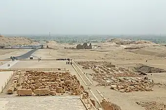 Vue générale de Deir el-Bahari, prise du temple d'Hatchepsout en direction de la vallée du Nil.