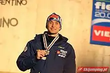 Portait en buste de Lamy-Chappuis portant une veste et un bonnet bleu, une médaille d'or autour du cou.