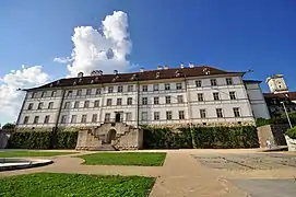 La façade sud et le jardin.