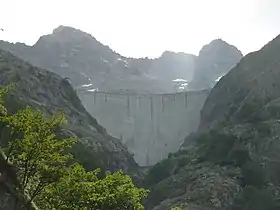 Vue du barrage du Chiotas au premier plan avec, au second plan à droite, la cime de Baus et à gauche, le sommet d'Il Bastione.