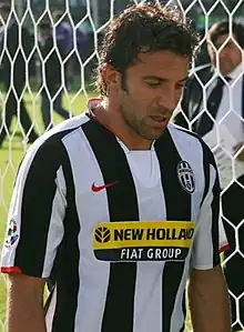 Portrait d'un joueur, de 3/4, portant le maillot de la Juventus