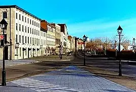 Rue de la Commune devant la Place Royale