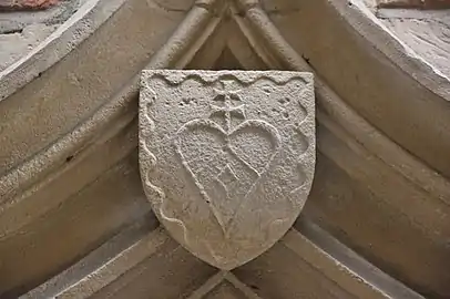 Le blason de Pierre Delfau sur la porte.