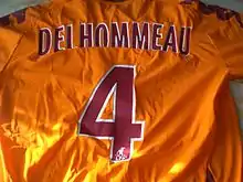 T-shirt orange avec un flocage "DELHOMMEAU - 4" en rouge.