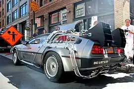 Réplique de la DeLorean DMC-12 utilisée dans le film pour voyager dans le temps (San Francisco, 2013).
