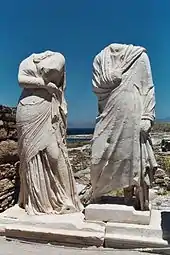 Statues à la "Maison de Cléopâtre" à Délos, en Grèce. Homme et femme portant l'himation.