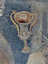 Vase en verre hellénistique (en) de la mosaïque de Dionysos chevauchant un tigre