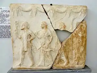 Hermès, Athéna, Apollon. Relief de la maison du Lac, IIe siècle av. J.-C.