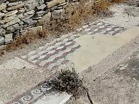 Mosaïque à motif cubique avec bordure à une seule vague.