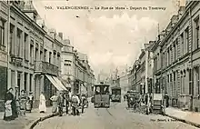 Carte postale ancienne montrant deux tramways à vapeur au terminus de la rue de Mons, sur la ligne de Blanc-Misseron