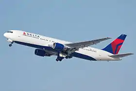 Un Boeing 767-300 de Delta Air Lines au décollage ; le train d'atterrissage est en train d'être rentré.