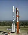 Un lanceur Delta II prêt pour le lancement d'un satellite Navstar sur l'aire 17A (1993).