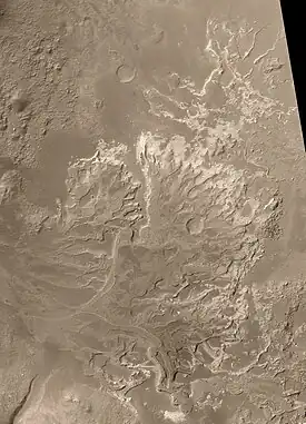 Delta argileux en relief inversé observé le 13 novembre 2003 par la MOC de MGS près du cratère Eberswalde par 24,3° S et 326,5° E.