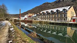 L'ancienne papeterie au bord du Doubs.