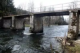 Pont sur le Doubs pour accéder à la demeure de Sandon