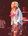 Demi Lovato arborant un dip dye blond-rose.