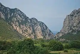 Les gorges de Demir Kapiya, qui enserrent le Vardar.